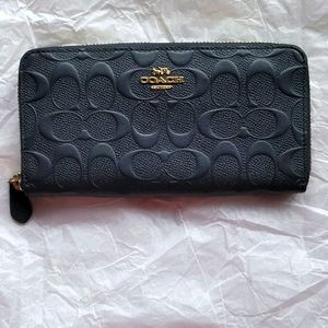 Coach wallet Navy color Bran New! perfect size